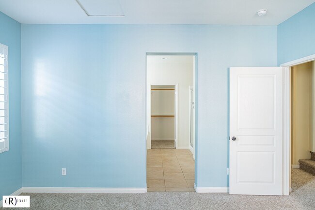 Building Photo - Lovely tri-level condo located in the gated community of Bellafina