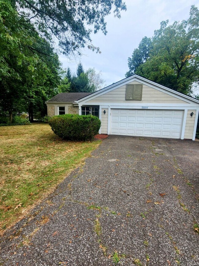 Building Photo - Charming 2-Bedroom Home in Fairview Park