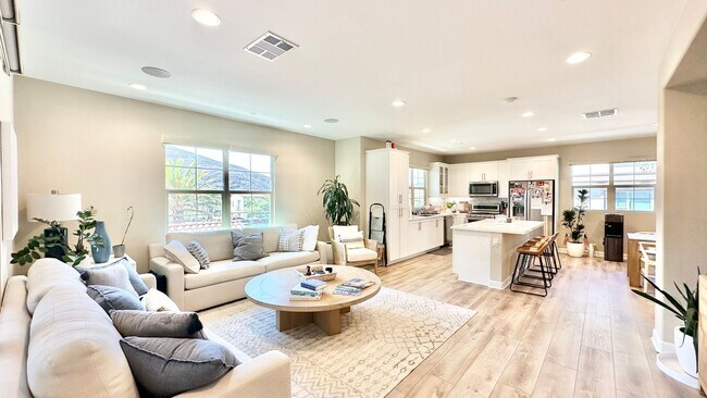 Building Photo - Beautiful "Model" Show Townhome in the Gat...