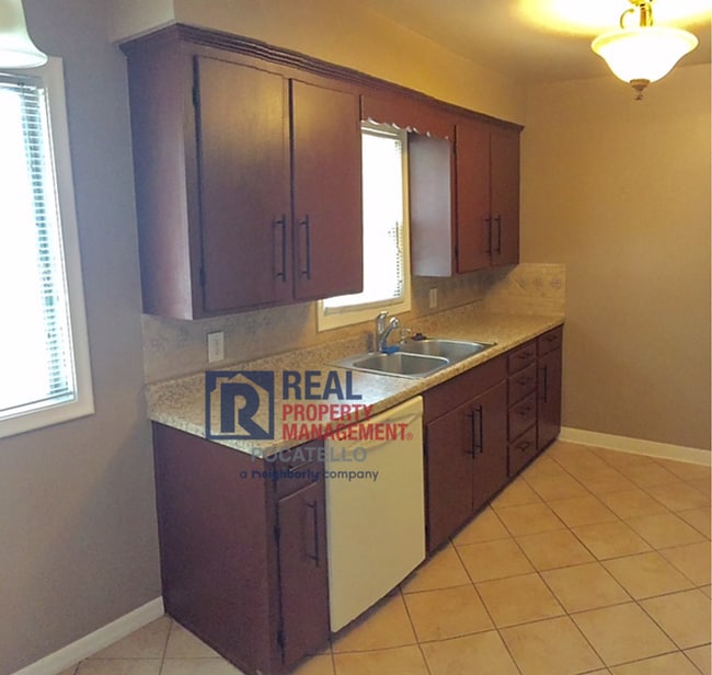 Building Photo - 3 bedroom 2 bath home - Dogs negotiable