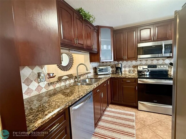 Building Photo - 4725 Lucerne Lakes Blvd