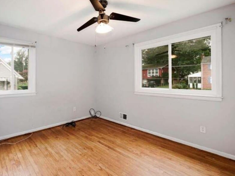 Building Photo - 10000 Kinross Ave
