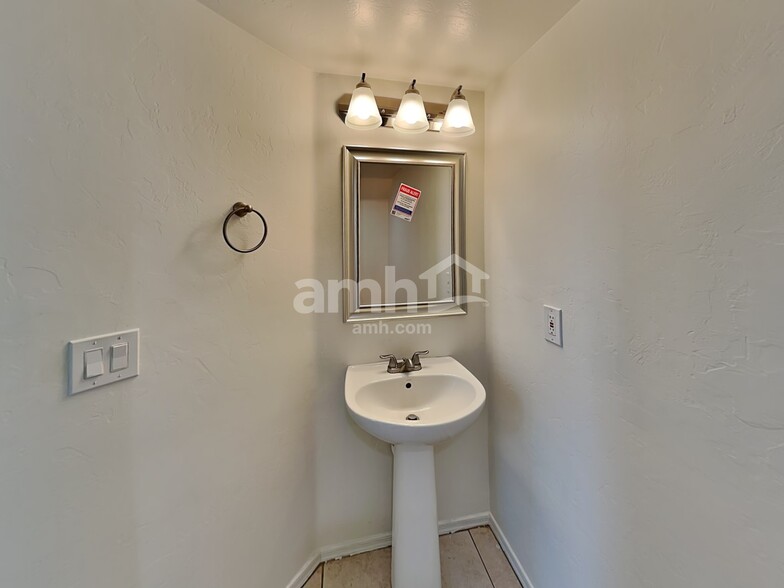 Building Photo - 6613 E Gehrig Ln