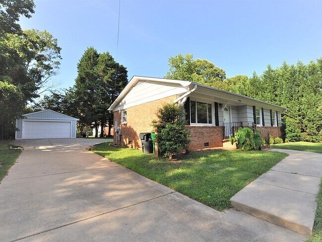 Building Photo - 7323 Idlewild Rd, Charlotte, NC 28212