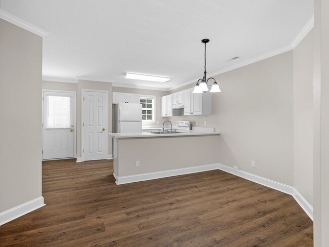 Building Photo - Freshly Renovated 2 BR, 2.5 BA Townhome Mi...