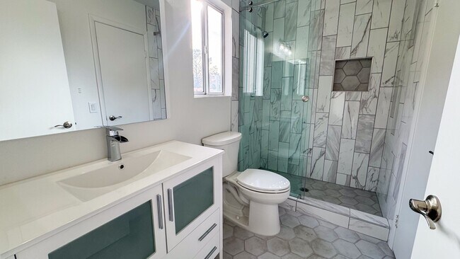Building Photo - 3-Bed, 2.5-Bath Summerlin Home with Modern...
