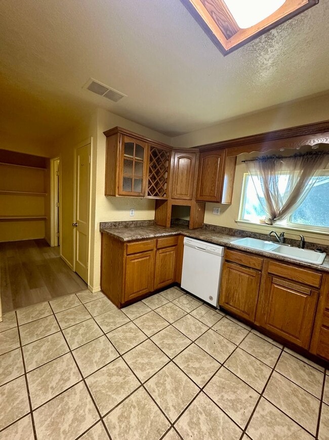 Building Photo - 3 Bedroom Home Ready to Rent