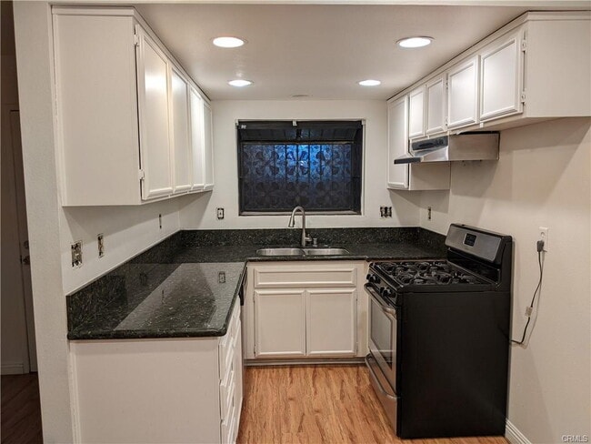 Building Photo - Updated 3br 2.5 bath near shopping & freeways