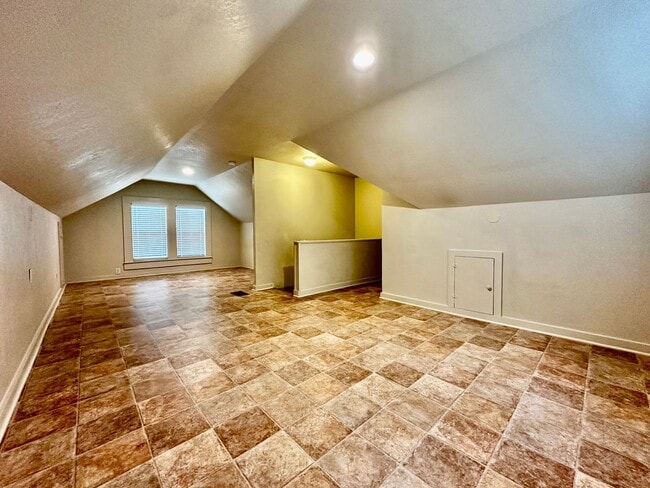 Building Photo - Quiet and Quaint Rock Home