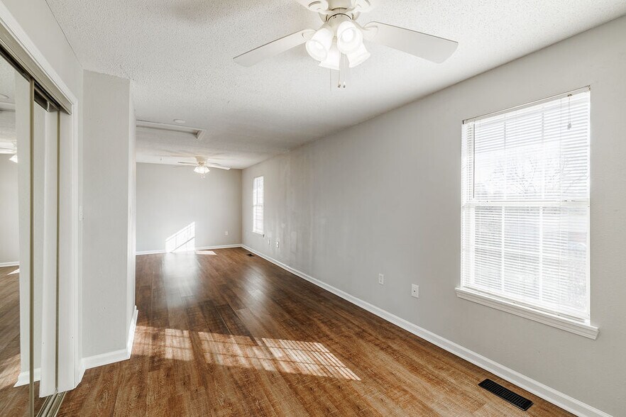 Building Photo - 138 welch Place, unit 4