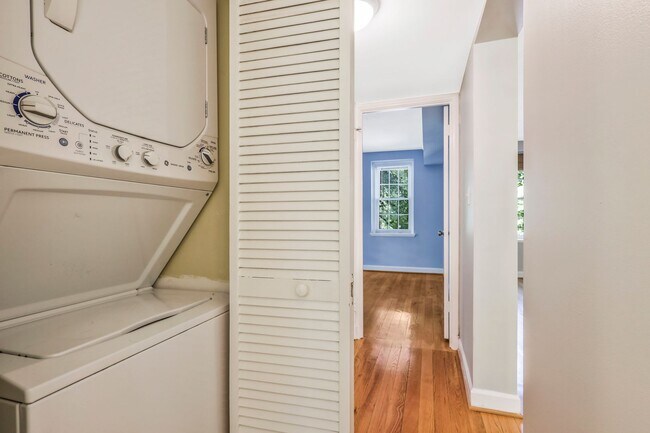 Building Photo - Fairlington 2 BR Condo for Rent!