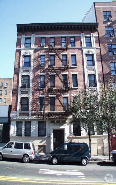 261 E Burnside Avenue - 261 E Burnside Ave