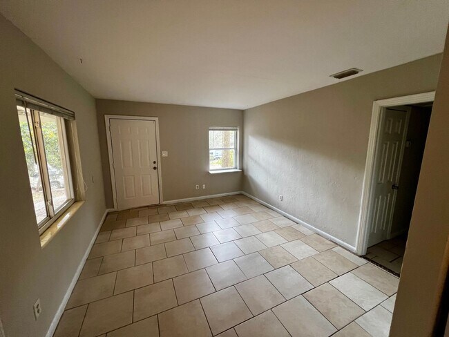 Building Photo - Beautiful  and Remodeled 3 Bedroom 1 Bathr...