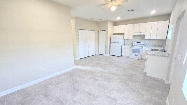 Building Photo - 4957 Serafica Dr