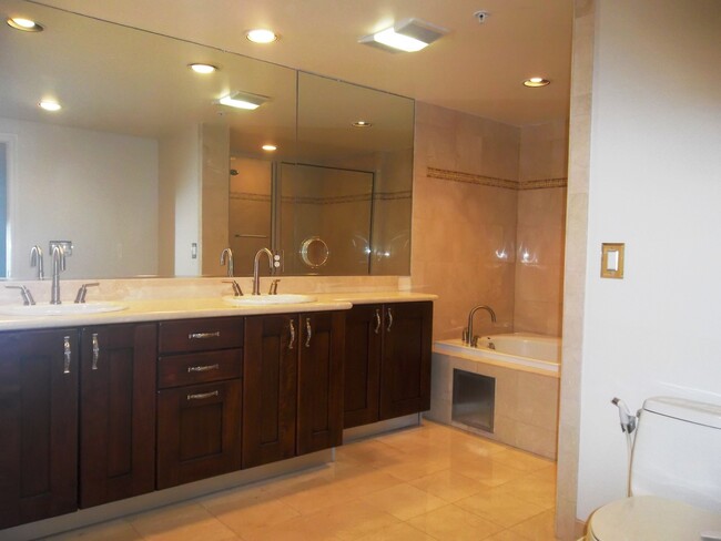 Building Photo - Luxurious condo with top of the line appli...