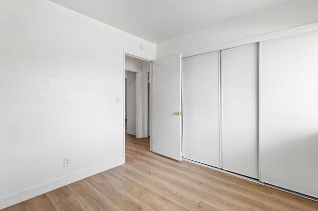 Building Photo - SPACIOUS 3BEDROOM TOWNHOUSE IN 89103