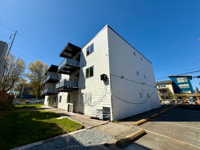 Building Photo - 1725 SW Barton St