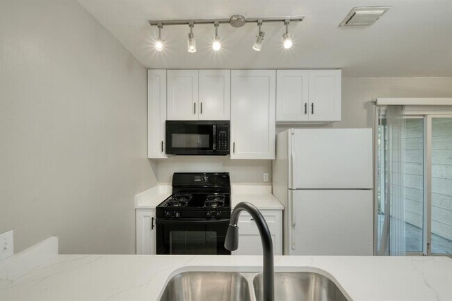 Building Photo - 2711 St Edwards Cir