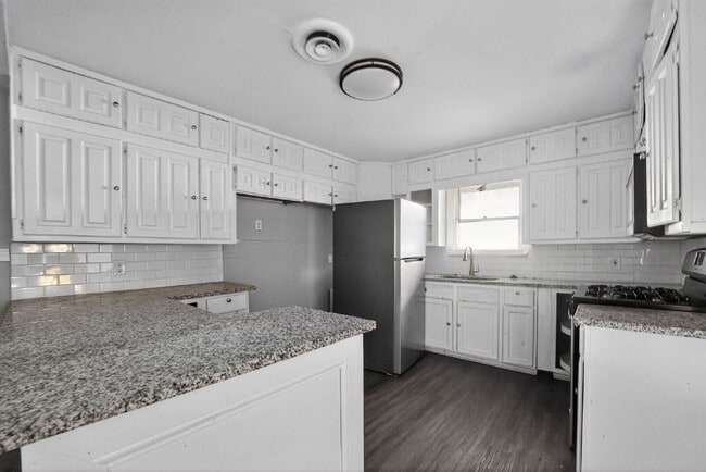 Building Photo - Charming 3-Bedroom Home on a Corner Lot in Fort Worth!