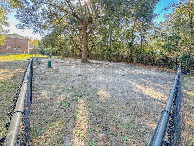 Building Photo - 415 Parkdale Dr