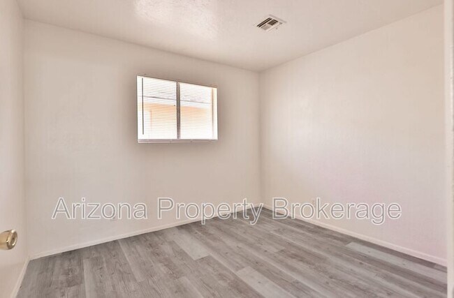 Building Photo - 1702 W Vogel Ave