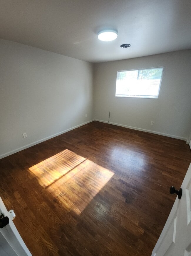 Building Photo - 2 bedroom 1 bath