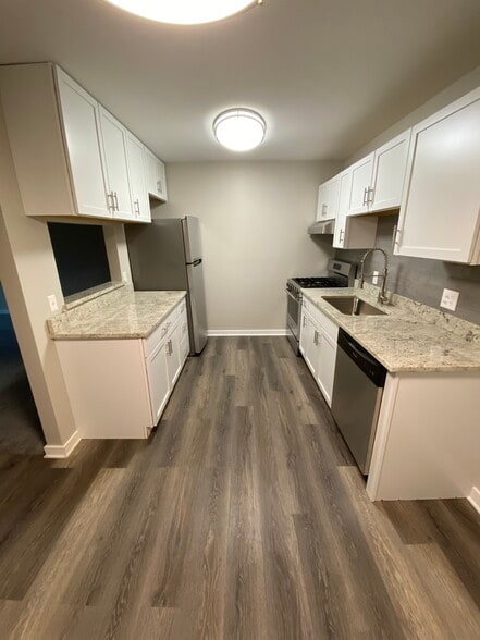 Building Photo - 125 Twin Oaks Dr