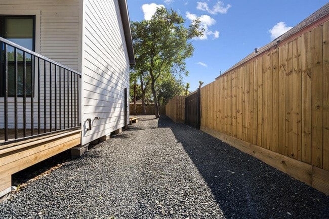 Building Photo - 207 Lockwood Dr