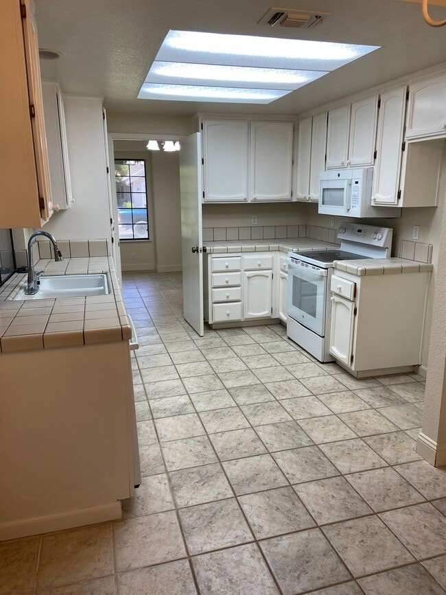 Building Photo - Willow Creek 3 Bdrm, 2 bath one story home