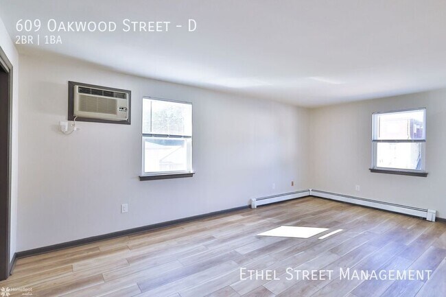 Building Photo - 609 Oakwood St
