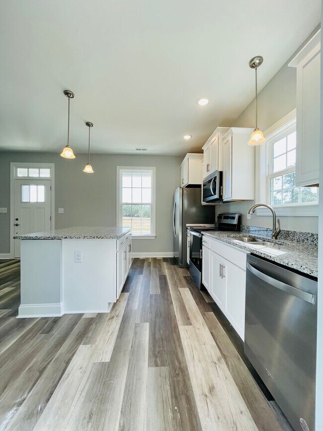 Building Photo - Adorable 2bd/2.5ba cottage in downtown Aynor - Ready for move in!!