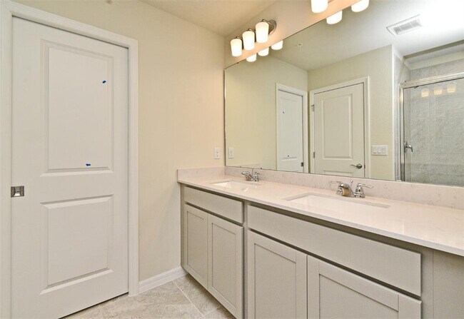 Building Photo - 3101 Emerald Acrs Ln