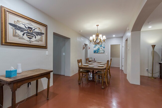 Building Photo - 3816 E Lee St