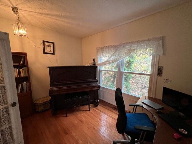 Building Photo - Spectacular 3 Bed 3.5 Bath Brick Home in Scenic Riverview Estates