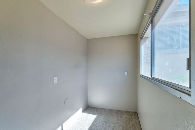 Building Photo - 3511 S Alder Dr