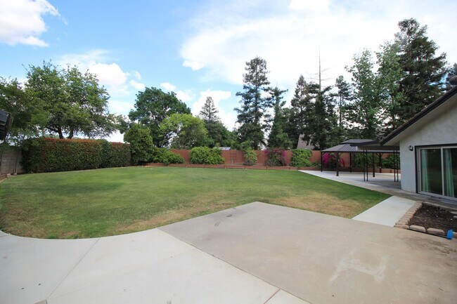 Building Photo - NE Fresno Home with Huge Yard and RV Parking