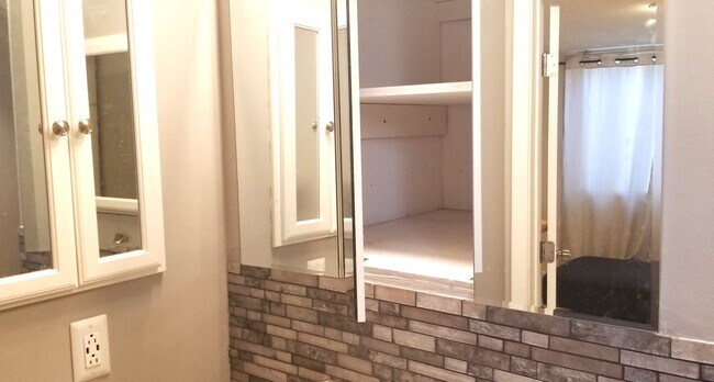 Building Photo - 11127 Sunshine Terrace