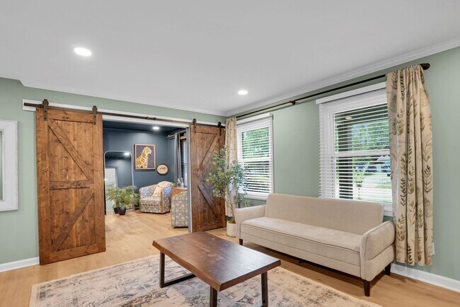 Building Photo - Fully Furnished Home in the Heart of Southside Savannah!