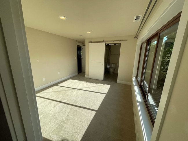 Building Photo - 1144 N 160th St