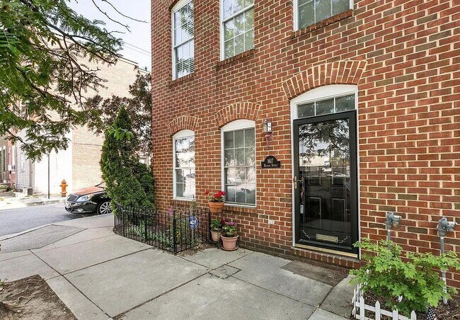 Building Photo - 3BR/4BA End-Unit Townhome with Rooftop Dec...