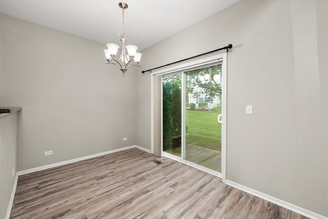 Building Photo - 2-bed/2.5-bath Townhouse in Round Lake