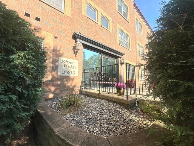 Building Photo - Modern 2-Bedroom Condo with Balcony & Heat...