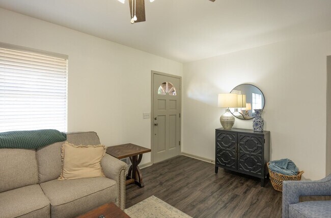 Building Photo - 523 Pitt Moore Rd