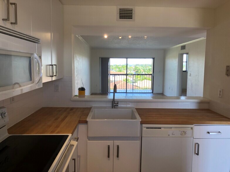 Building Photo - 10145 NW 9th Street Cir