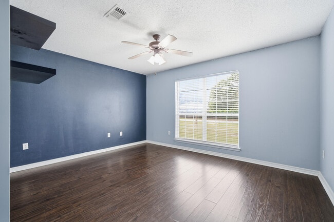 Building Photo - 2490 Pepper Dr