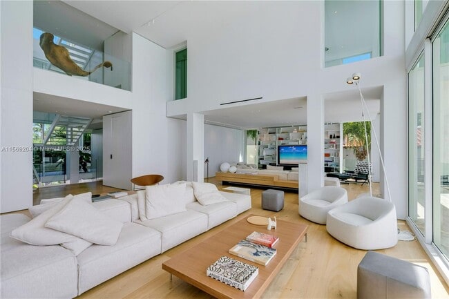 Building Photo - 440 S Mashta Dr