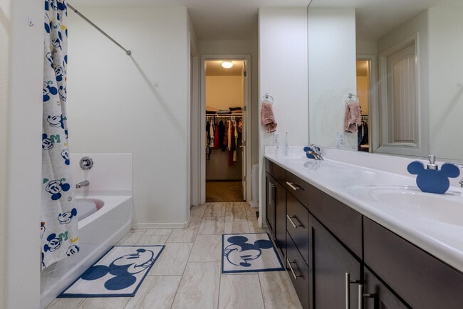 Building Photo - 1064 S Sunset Dr