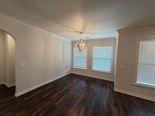 Building Photo - Beautiful craftsman home in highly desirable neighborhood