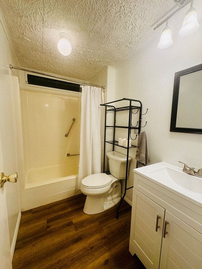 Building Photo - Welcome to your Florida retirement dream in desirable Hollywood Estates.