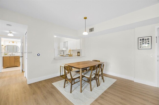 Building Photo - 9340 Fontainebleau Blvd
